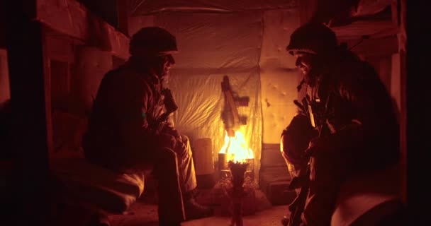 Voják Kaplan Sedí Proti Sobě Temném Doupěti Vedou Zpovědní Rozhovor — Stock video
