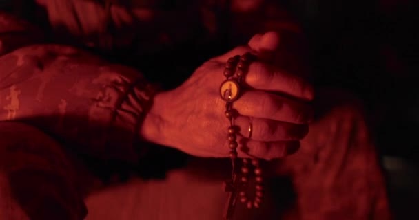 士兵们手里拿着念珠祈祷 在祈祷过程中 用念珠与牧师的手保持着亲密的接触 他们祈祷军事时间 人祈祷 — 图库视频影像
