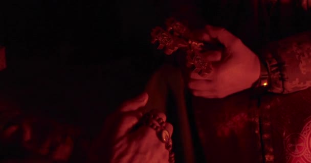 성직자의 십자가 비디오는 우크라이나 군인의 어두운 굴뚝에서 찍혔습니다 — 비디오
