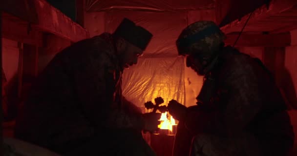 Солдат Капеллан Сидят Напротив Друг Друга Темной Скамейке Ведут Исповедальню — стоковое видео