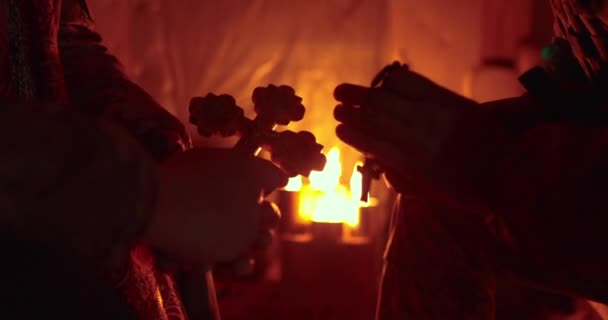 Церковний Хрест Руках Військового Капелана Зйомки Фільму Були Зняті Темному — стокове відео