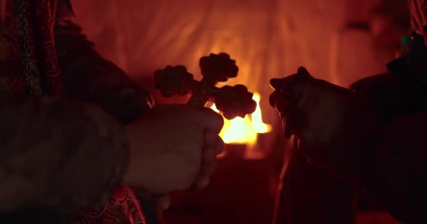 Kyrka Korsas Händerna Militärpräst Filmen Togs Mörk Ducka Erkännandet Ukrainsk — Stockvideo