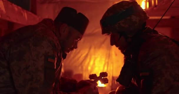 Żołnierz Kapelan Siedzą Naprzeciwko Siebie Ciemnej Ławce Odbywają Konfesjonalną Rozmowę — Wideo stockowe