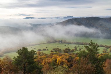 Sonbahar sisli sabahında dağlık kayalık bir arazi. Strazov Dağları Korunan Peyzaj Alanı, Slovakya, Avrupa.