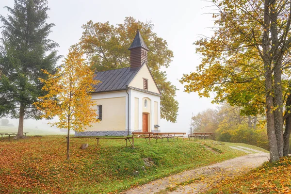 Herfst Mistige Land Met Een Kapel Onder Podskalski Rohac Heuvel — Stockfoto
