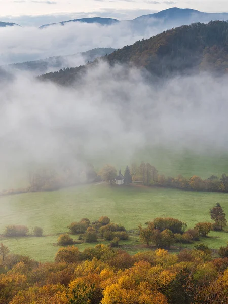 Strazov Dağları 'ndaki Podskalsky Rohac tepesinin altında bir şapeli olan sonbahar sisli ülkesi Korunan Peyzaj Alanı, Slovakya, Avrupa.