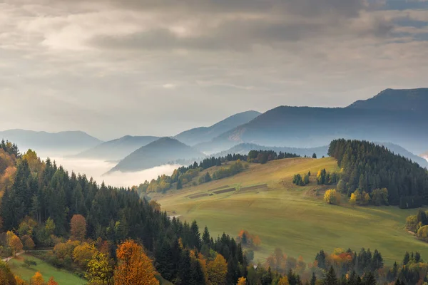 Horská Venkovská Krajina Podzimním Mlhavém Ránu Národní Park Malá Fatra — Stock fotografie