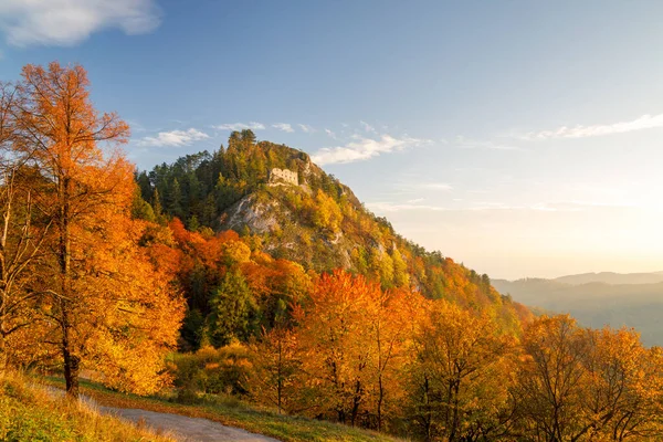 夕暮れ時の中世のヴェルサテカ城の廃墟と秋の風景の眺め 白カルパチア山脈 スロバキア ヨーロッパのヴェルセツ国立自然保護区 — ストック写真