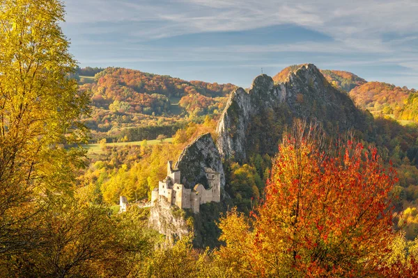 View Autumn Landscape Lednica Medieval Castle White Carpathian Mountains Slovakia — Stock Photo, Image