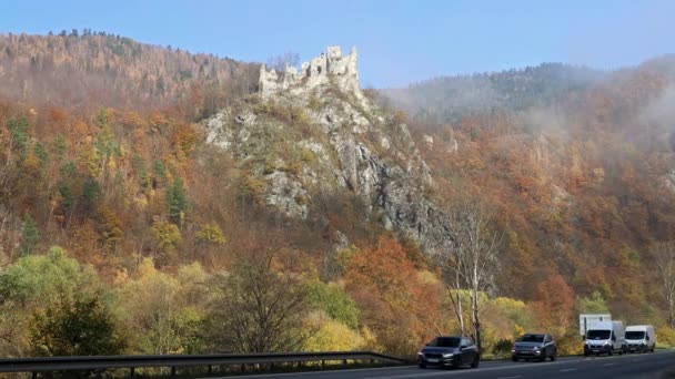 Strecno Eslováquia Outubro 2022 Carros Que Passam Estrada Sob Ruínas — Vídeo de Stock