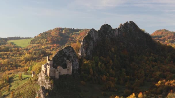 Blick Auf Die Herbstlandschaft Mit Der Mittelalterlichen Burg Lednica Den — Stockvideo