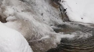 Vahşi bir deresi olan karlı kış manzarası. Slovakya, Avrupa 'daki Mala Fatra Milli Parkı.