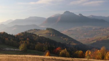 Sonbahar sabahı güzel dağlık kırsal alan. Slovakya 'nın kuzeybatısındaki Mala Fatra Milli Parkı, Avrupa.
