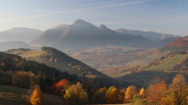 Sonbahar sabahı güzel dağlık kırsal alan. Slovakya 'nın kuzeybatısındaki Mala Fatra Milli Parkı, Avrupa.