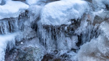 Vahşi bir deresi olan karlı kış manzarası. Slovakya, Avrupa 'daki Mala Fatra Milli Parkı.