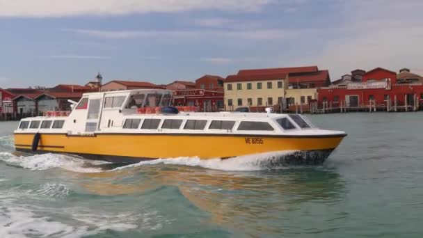 Venska Italien Mars 2023 Ett Fartyg Som Flyter Nära Murano — Stockvideo