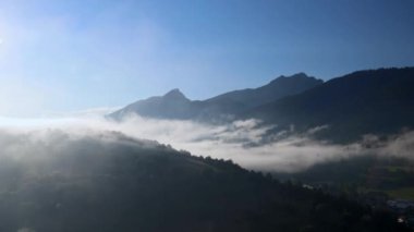 Bir yaz sabahı puslu dağ manzarası. Mala Fatra Ulusal Parkı, Slovakya, Avrupa.
