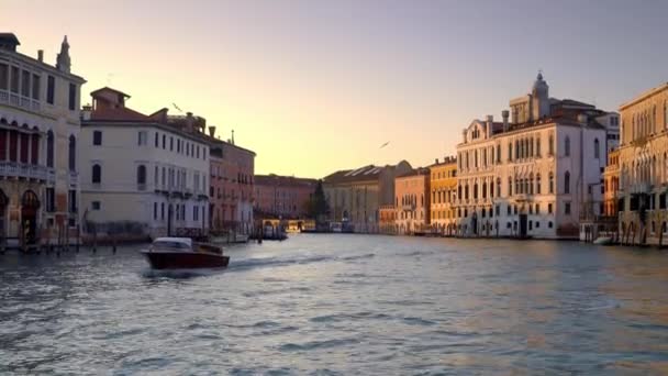 Venetsian Grand Canal Kelluva Laiva Kauniina Aurinkoisena Aamuna Italia Eurooppa — kuvapankkivideo