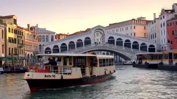 Venice Italy Марта 2023 Года Гранд Канал Мостом Риальто Красивое — стоковое видео