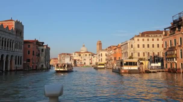 ヴェネツィア イタリア 2023年3月4日 美しい晴れた朝に大運河を航行ボート — ストック動画