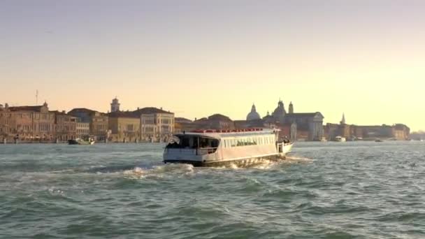 Venice Itália Março 2023 Canal Giudecca Com Navios Flutuantes Uma — Vídeo de Stock
