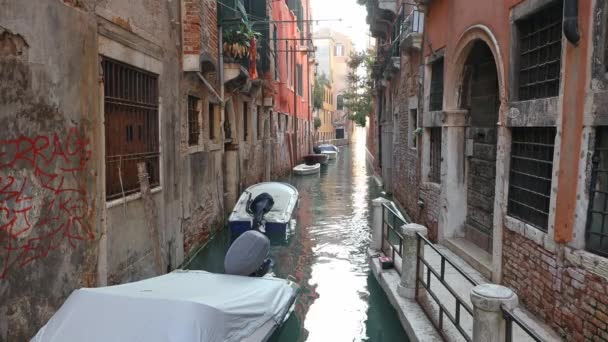 Venice Italy Марта 2023 Года Лодки Каналах Старого Города Солнечный — стоковое видео