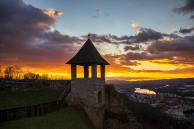 Günbatımında Trencin Kalesi Kulesi, Slovakya, Avrupa.