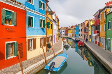 Venedik yakınlarındaki Burano adası, renkli evleri olan bir kanal, İtalya, Avrupa.