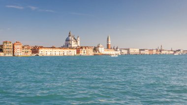 Venedik 'teki Giudecca Kanalı Santa Maria della Salute Bazilikası ve St. Mark' s Campanile Kulesi, İtalya, Avrupa.