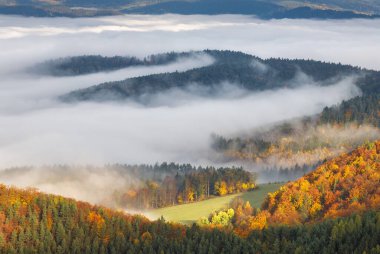 Sonbahar sabahı sisli vadiyle kaplı dağ manzarası. Sulov Kayalıkları, Slovakya, Avrupa 'nın kuzeybatısında ulusal doğa rezervi..