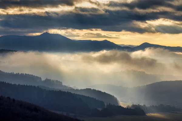 Horská Krajina Mlžnými Údolími Při Dramatickém Světle Při Západu Slunce — Stock fotografie