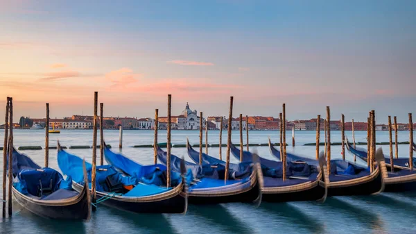 意大利 欧洲日出时的威尼斯贡多拉 — 图库照片