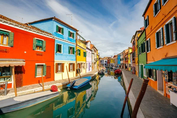 Die Insel Burano Bei Venedig Ein Kanal Zwischen Bunten Häusern — Stockfoto