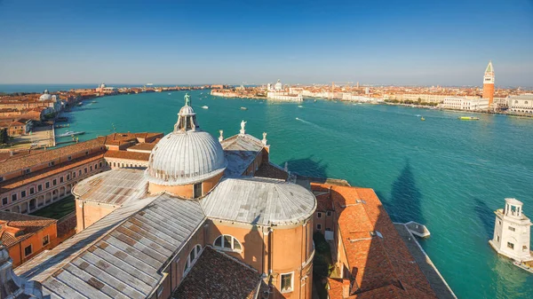 Venedik Lagünündeki Giudecca Kanalı San Giorgio Maggiore Bazilkasının Çan Kulesinden — Stok fotoğraf