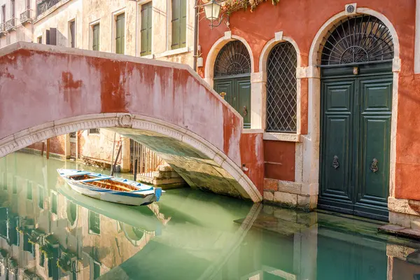 Boat Stone Bridge Beautiful Lighting Venice Italy Europe — Stock Photo, Image