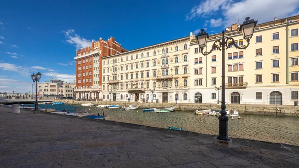 Canal Grande Com Palácio Gopcevich Canal Navegável Centro Trieste Itália — Fotografia de Stock