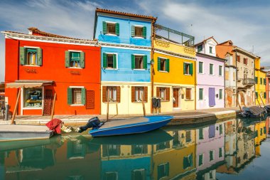 Venedik yakınlarındaki Burano adası, renkli evleri olan bir kanal, İtalya, Avrupa.