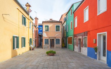 Venedik, İtalya, Avrupa yakınlarındaki Burano adasında renkli evler.