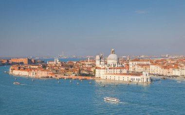 Venedik 'teki Santa Maria della Salute Bazilikası, San Giorgio Maggiore bazilkasının çan kulesinden manzara, İtalya, Avrupa.