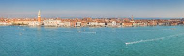 St. Mark 's Campanile' li Venedik, San Giorgio Maggiore, İtalya, Avrupa bazilkasının çan kulesinden panoramik manzara.