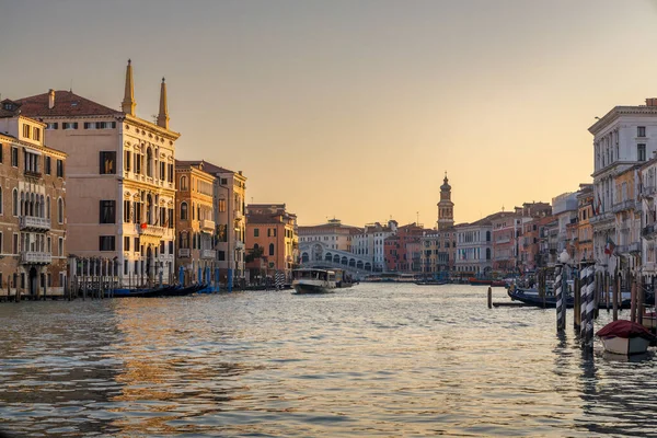 Der Canal Grande Mit Der Rialto Brücke Venedig Einem Schönen — Stockfoto