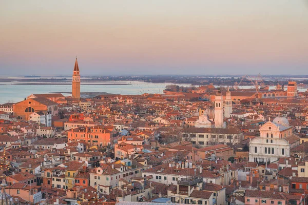 Günbatımında St. Mark 's Campanile Kulesi' nden Venedik 'in üst görüntüsü, İtalya, Avrupa.