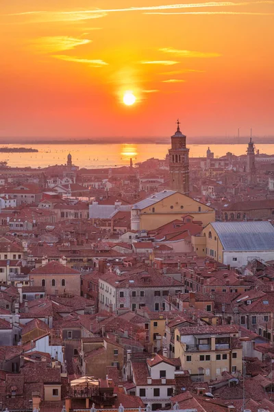 イタリア ヨーロッパ 日没の聖マルコ大聖堂の塔からのヴェネツィアのトップビュー — ストック写真
