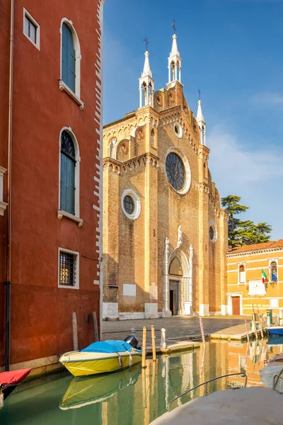 Kanaal Met Basiliek Van Santa Maria Gloriosa Dei Frari Kerk — Stockfoto