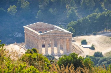 Segesta 'nın Doric tapınağı. Sicilya, İtalya, Avrupa 'daki arkeolojik alan.