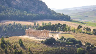 Etrafı manzaralı Segesta 'nın Doric tapınağı. Sicilya, İtalya, Avrupa 'daki arkeolojik alan.