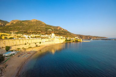 Gündoğumunda Castellammare del Golfo 'da şehir plajı, Sicilya' nın kuzeybatısında bir kasaba..