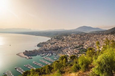 Sicilya 'da Castellammare del Golfo, Sabah ışığında şehir, İtalya, Avrupa.