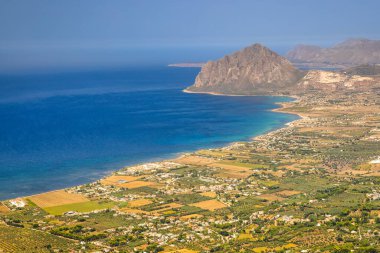 Erice şehrinin deniz kıyısındaki manzarası Sicilya, İtalya ve Avrupa 'da Monte Cofano ile.