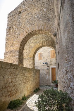 Sicilya 'daki Erice kasabasında San Carlo üzerinden. Sicilya, İtalya ve Avrupa 'nın kuzeybatısındaki Trapani yakınlarında tarihi bir kentin taştan bir caddesi..